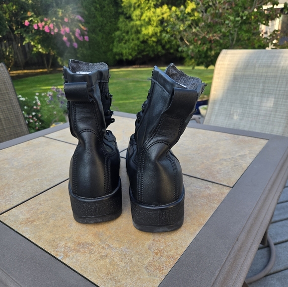 Never worn, military combat boots - Picture 3 of 5